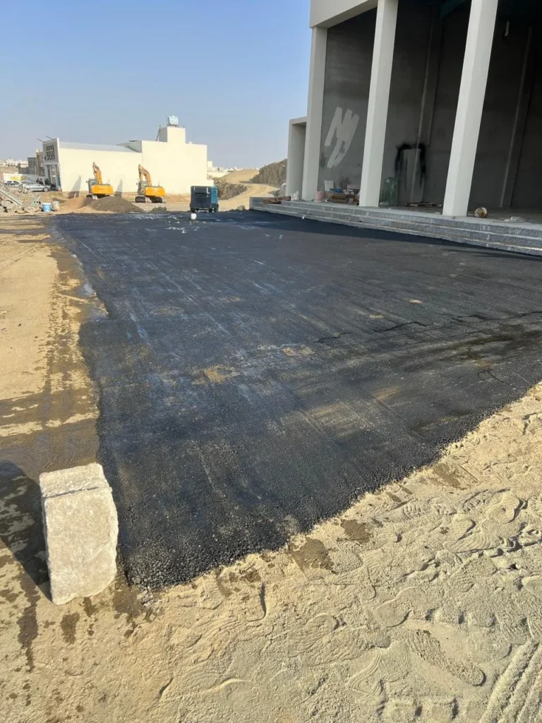 طبقة أسفلت جديدة أمام مبنى قيد الإنشاء